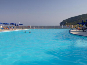 Comfy Flat W/ Pool, Tennis Court & Private Beach! Maristella